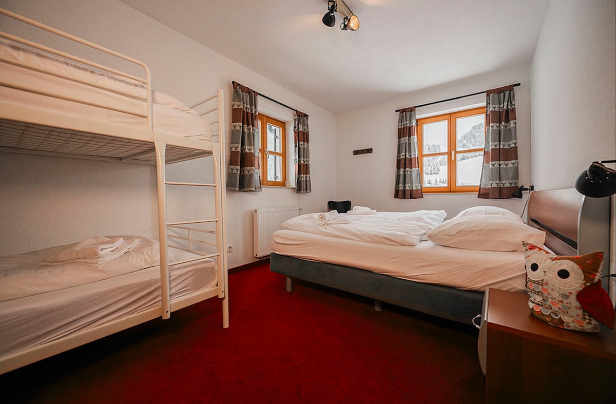 Dormitorio grande con una cama doble y litera, colchones de buena calidad.
2 mesitas de noche con luces
Armario de ropa grande