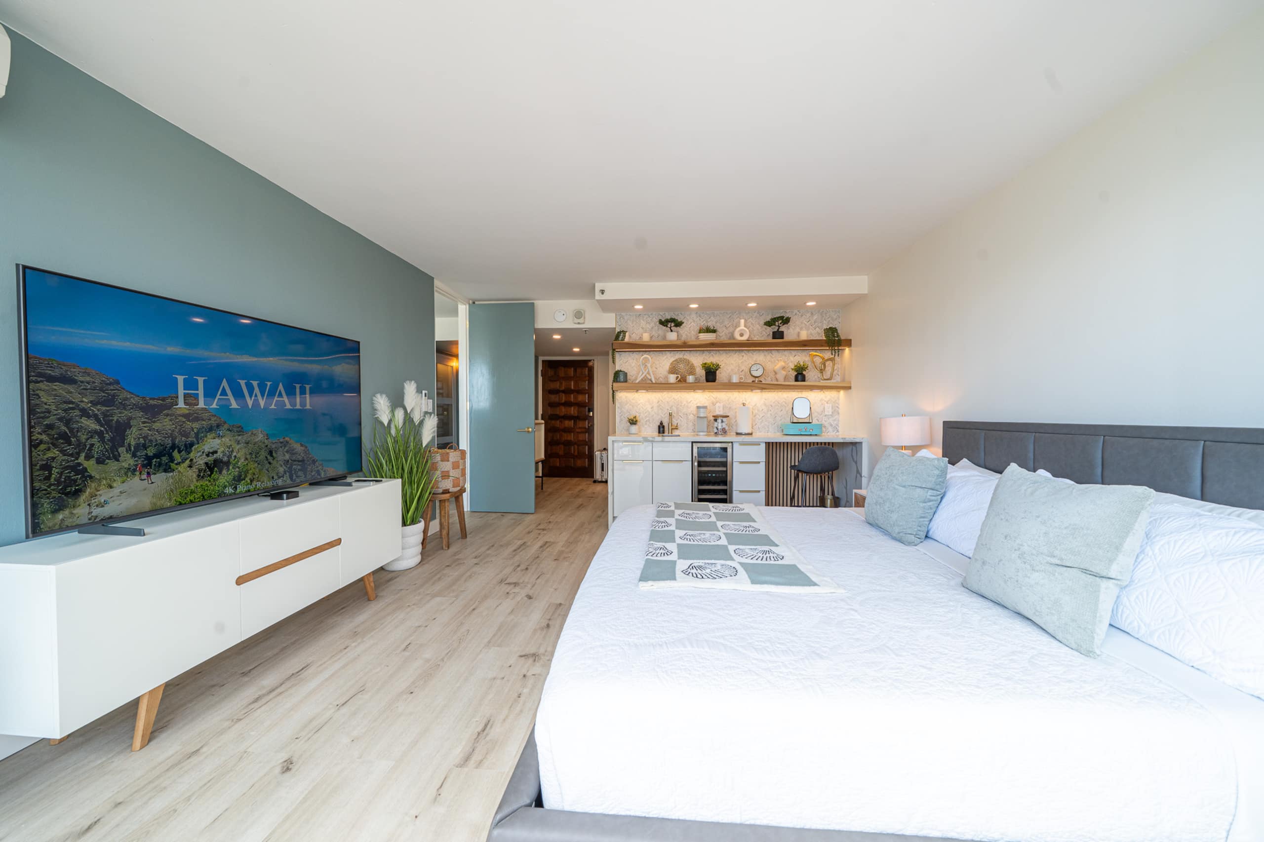 Condo in Honolulu · ★4.95 · 1 bedroom · 3 beds · 2 private baths - Image 55