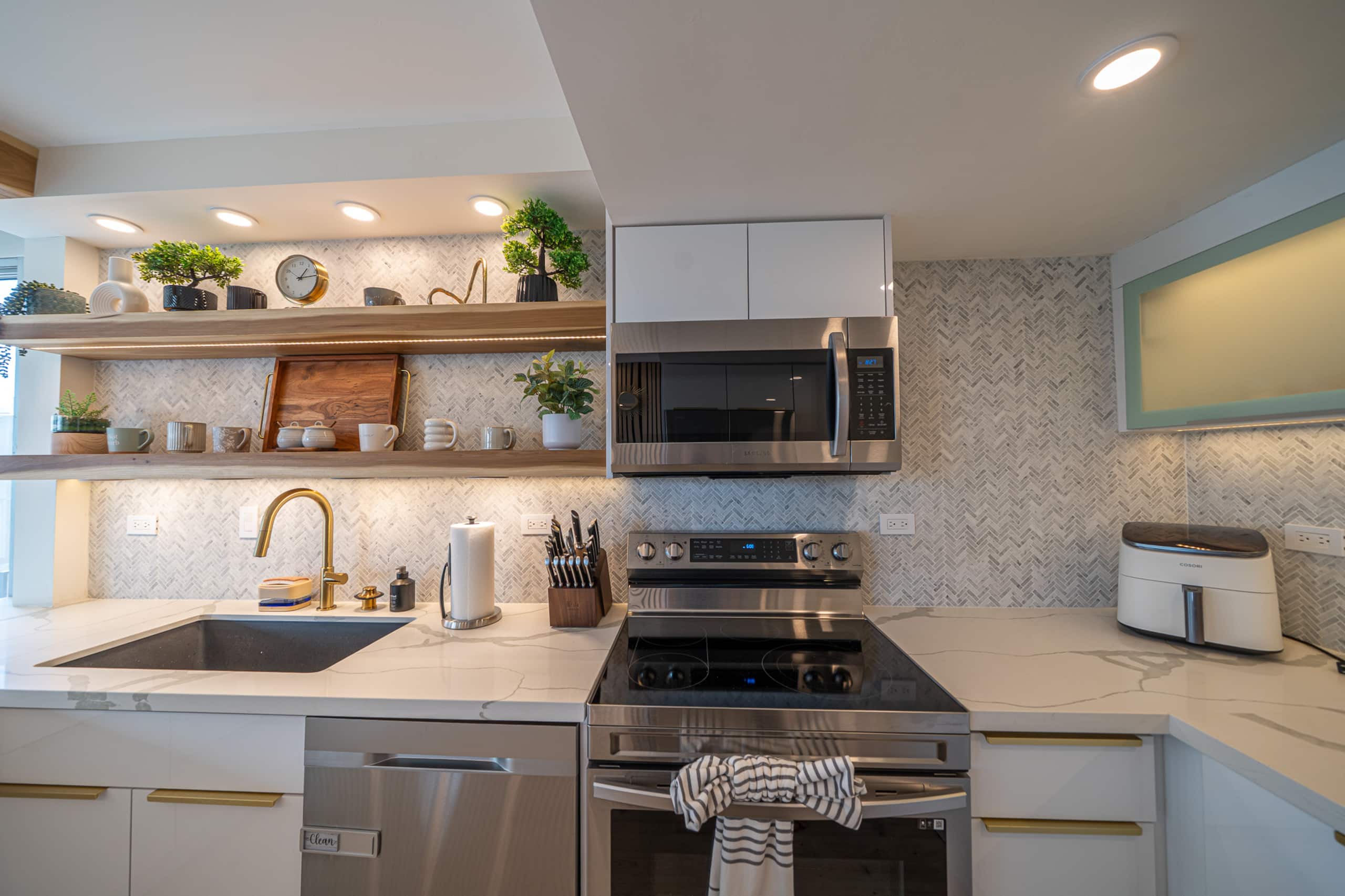Condo in Honolulu · ★4.95 · 1 bedroom · 3 beds · 2 private baths - Image 27