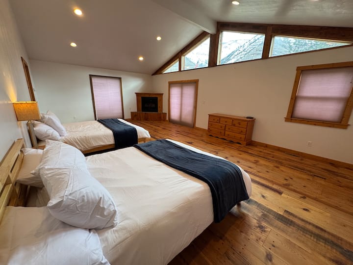 2 comodi letti queen size con tanto spazio per rilassarsi 