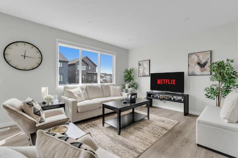 Successful Airbnb property: Luxury House in SE (AC/Garage/BBQ/Yard) in Rangeview