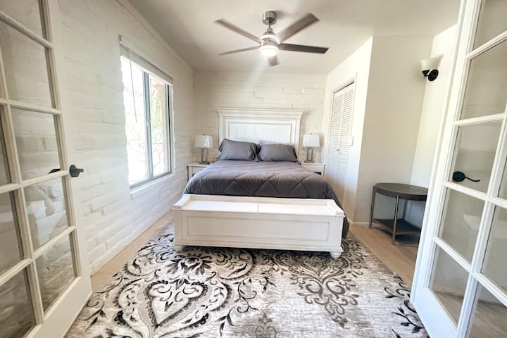 Los dormitorios 3 y 4 se comunican entre sí o se pueden cerrar y bloquear. Cada una tiene persianas para mayor privacidad. 