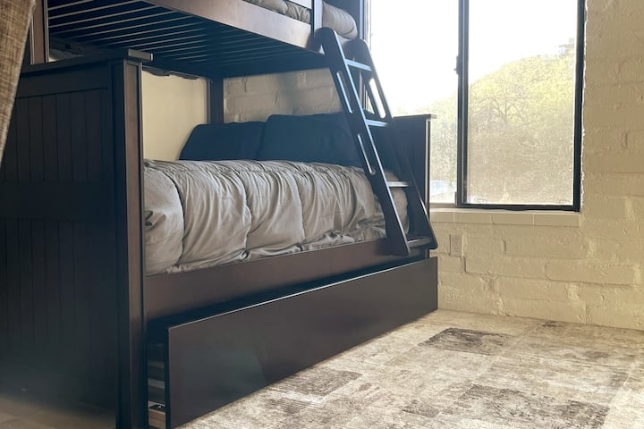 Dormitorio 4, habitación con literas. La litera superior es una cama individual, la inferior es una cama completa, la cama nido es una cama completa. Capacidad para 5 personas cómodamente. 