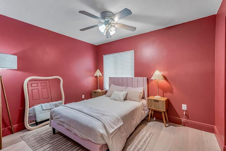 Четврта шарена спална соба со паметен телевизор и полн кревет совршена за пар или деца