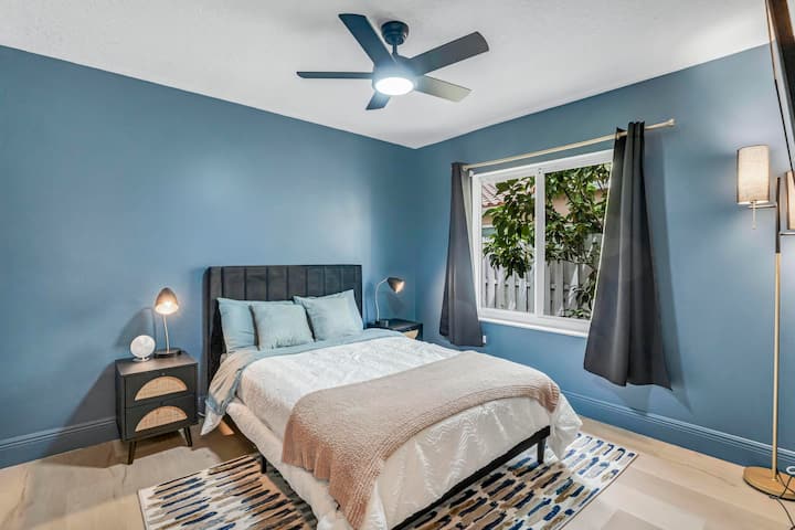 Трета шарена спална соба со кревет во целосна големина, совршена за пар или деца