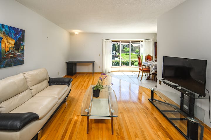 3bedroom 2bathroom Double Garage Near Yyc And Dt - Calgary