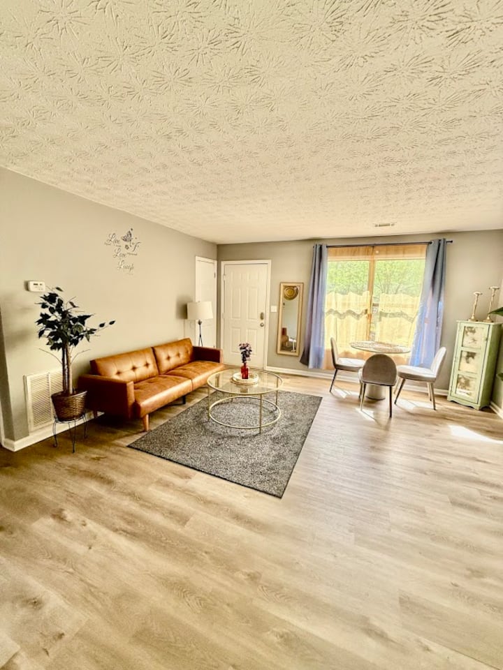 Cinephiles Rejoice! 2br Near Downtown | Sleeps 5 - Covington, GA