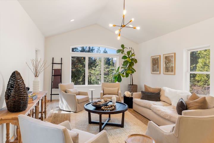 Upland Escape / Retreat Style Home With A View - Mount Shasta, CA