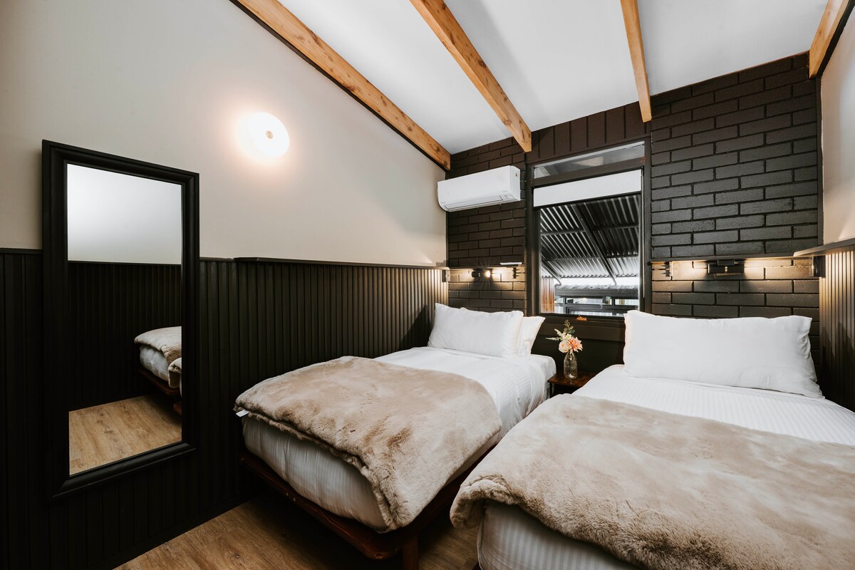 Внимателно проектирана за групи, петата спалня разполага с две двойни единични легла - идеално удобни за възрастни.