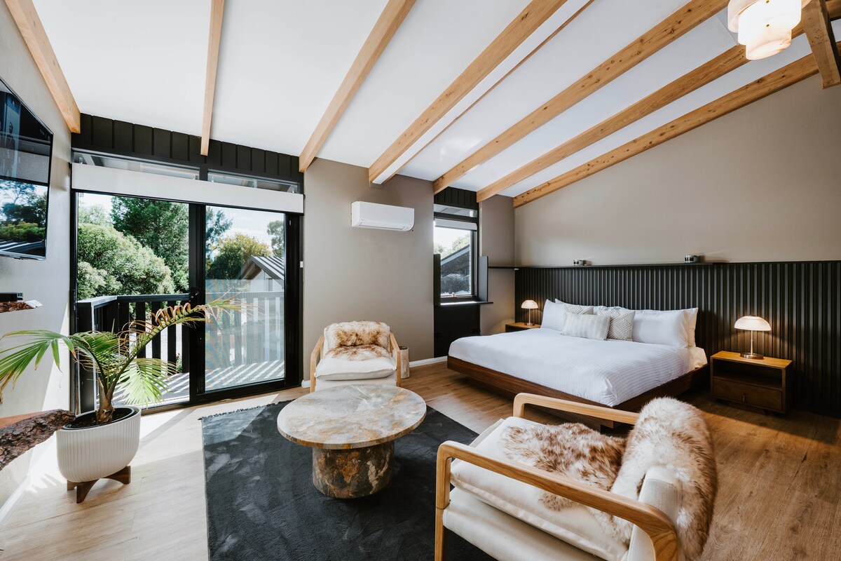 Влезте в основния апартамент, частно светилище със суперголямо двойно легло, спокоен кът за сядане и слънчев балкон - идеален за бавни сутрини и златни глътки.