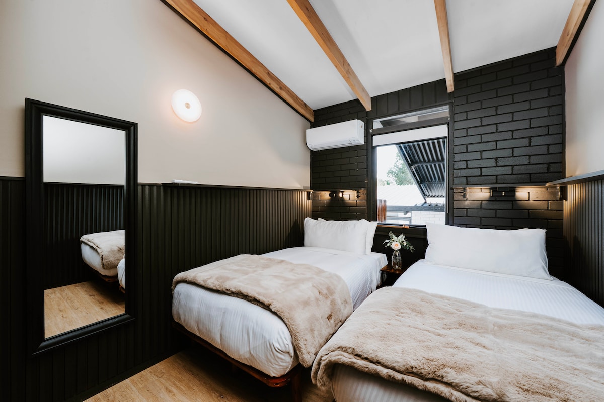 Шестата спалня е уютен рай с две двойни единични легла и всичко необходимо за тихо презареждане.