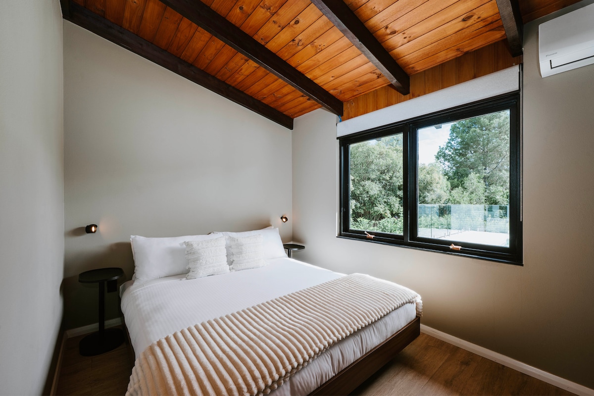 Презаредете се във втората спалня с двойно легло king size след ден, прекаран в разглеждане на Мъджи.