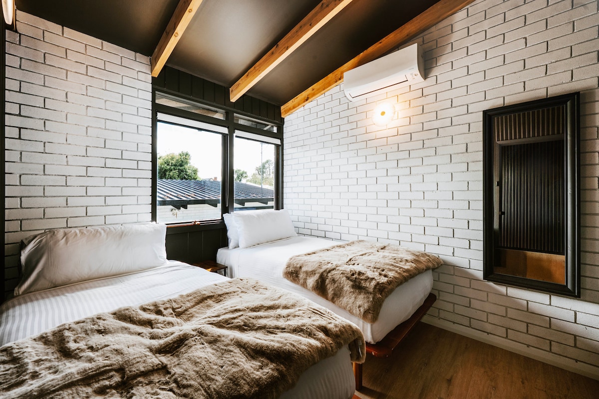 Починете си спокойно в третата спалня с две двойни единични легла, меко спално бельо и поразителни детайли.