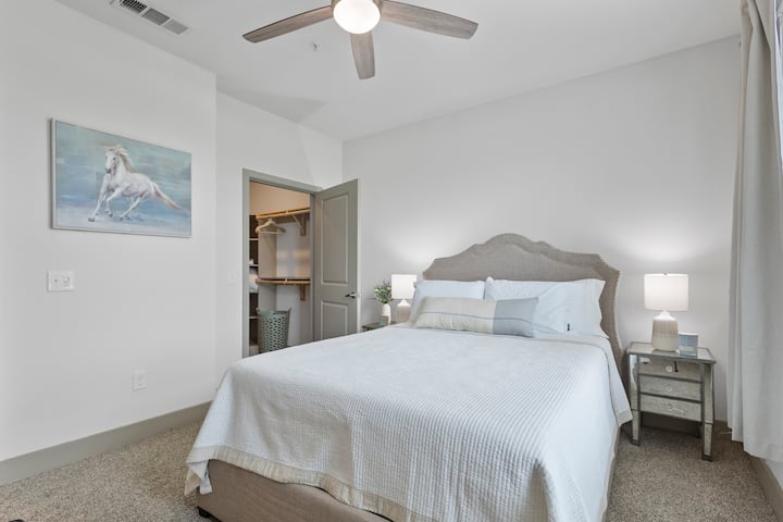 第二间卧室配备一张标准双人床和一个大型步入式衣橱。 *如有需要，还有额外的标准双人气垫*

-遮光窗帘
-智能电视
-吊扇
- 额外的床罩
-洗衣篮
-额外的标准双人充气床垫
