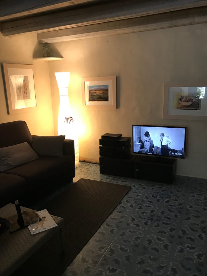 Estamos em uma área descontraída, com sistema de som e TV