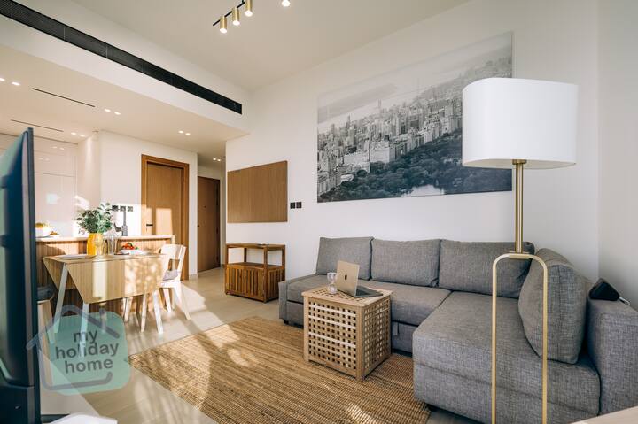 Ruime woonkamer met tv en werkruimte