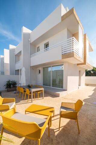 Villa Levante – Beach & Jacuzzi