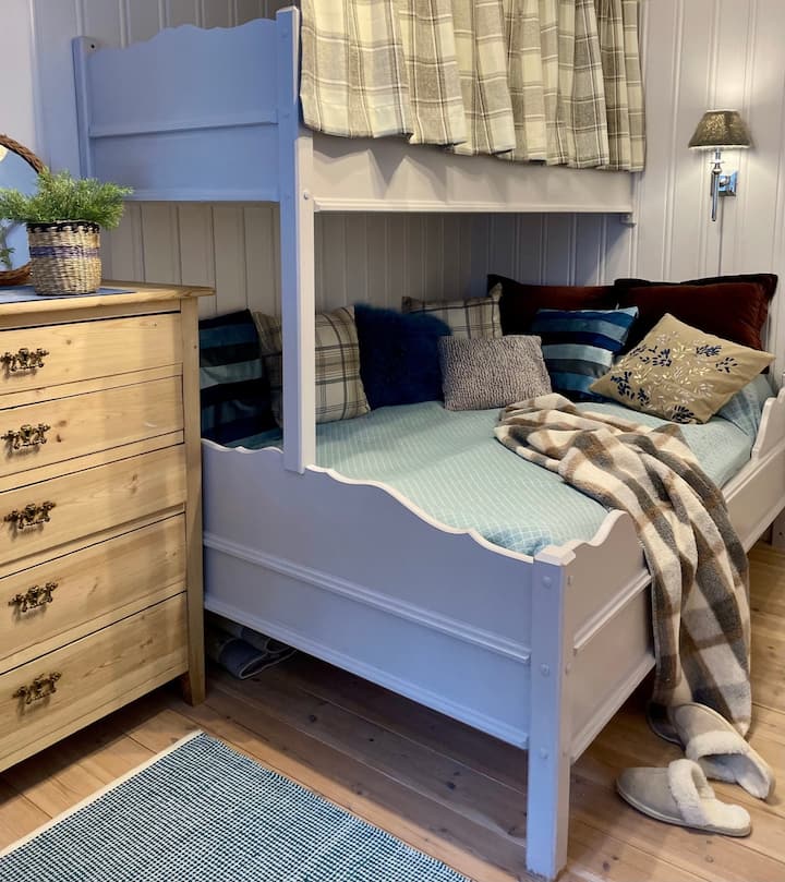 
Posteľ so šírkou 140 cm, poschodová posteľ so šírkou 75 cm, útulný kútik na spanie, kde sa začínajú malé dobrodružstvá. Tu môžu súrodenci stráviť noc, malé nožičky nájdu bezpečie a starí rodičia si môžu spomenúť na to, aké to bolo. 
Bezpečnostná brána a rebrík pre hosťa