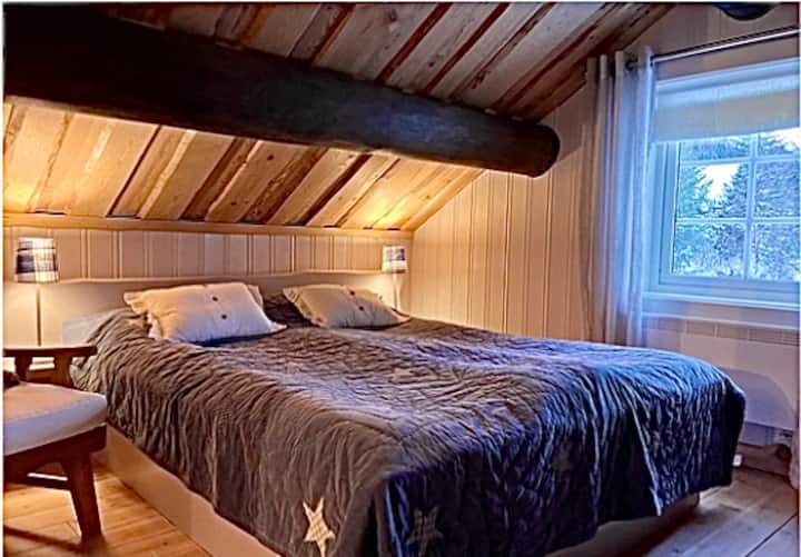 
V hernom priestore v podkrovia sa nachádza spálňa 4 (so dverami). 
Dvojposteľ 150 cm

Oknom prúdi večerné slnko. 
Pod strechou s pevnými drevenými hrebeňmi, panelom s divokou prírodou a krásnym výhľadom na hory sa cítite, akoby ste spali na stromoch. 
Priestor pre detskú cestovnú postieľku