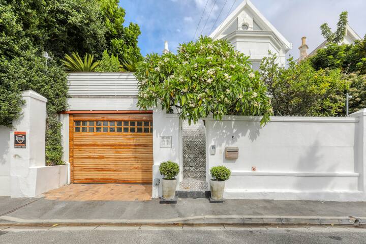 Solar-Power Green Point Victorian Retreat gallery image 2