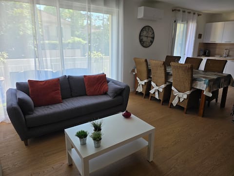 Top performing Airbnb: Beautiful 70 m² 2-bedroom apartment + balcony, 3 minutes from the Mazarin district in Aix En Provence