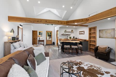 Sweet Springs Chalet - Farm Stay