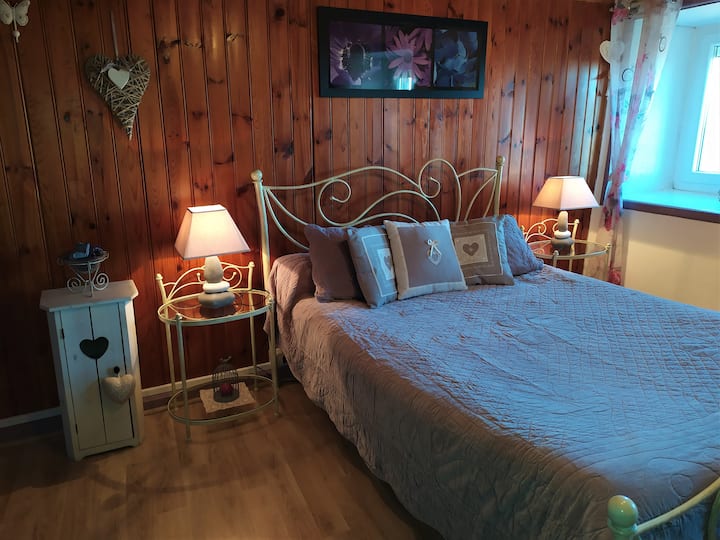 Cama 2P (140 x 190), colchón TB calidad, mantas, protector de colchón, almohadas, travesaño, pequeños cojines, boutis. 
Dos mesitas de noche, un gran armario. 
Calefacción por radiador eléctrico de inercia.
Habitación de 16 m², muy agradable y luminosa.