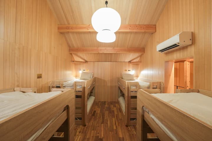 自然素材を活かした温かみのある空間に、清潔で快適な二段ベッドを4台ご用意しています。各ベッドには読書灯とコンセントを備えており、プライベートな時間も快適にお過ごしいただけます。