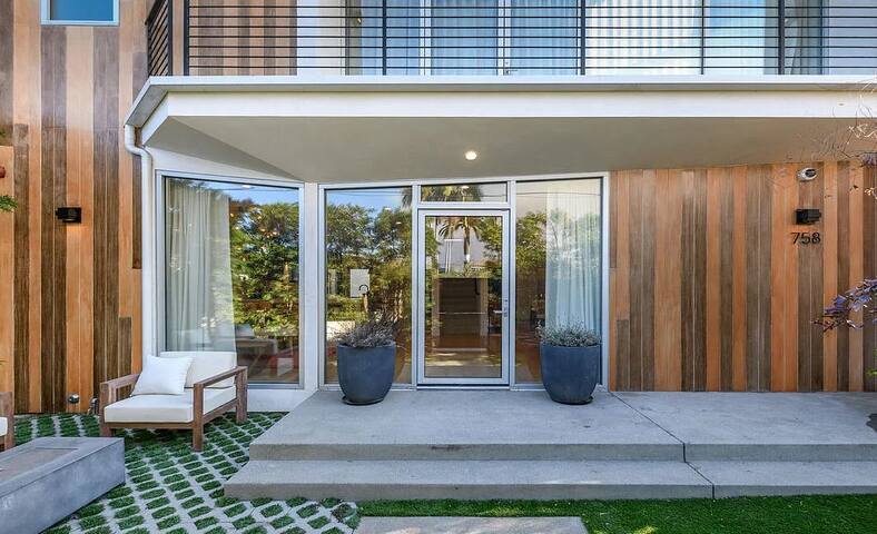 Modern Gem in Prime Venice Beach gallery image 3