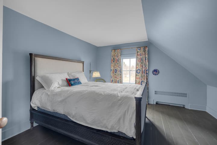 Dhoma blu e gjumit dopio me pamje nga kopshti i pasmë.  Me gardërobën, krevatin dopio "queen" dhe tavanin e pjerrët atmosferik, ka një bukuri të konsiderueshme origjinale, të theksuar nga perdet e bukura.  Ndan një banjë me dhomën dyshe.