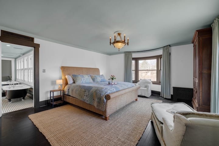 Suita kryesore e katit përdhes, me krevatin e saj të madhësisë king, gardërobën e hyrjes dhe ambientet shtesë për t 'u ulur, duke përfshirë një karrige të gjatë, ka një bukuri të vërtetë.  Me pamje nga kopshtet nga të gjitha dritaret e saj, është një hapësirë e qetë dhe restauruese.