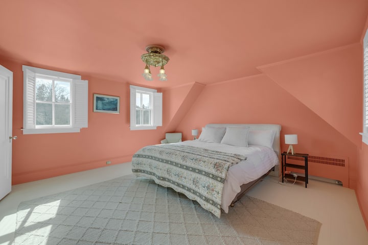 Kjo dhomë e këndshme ka një aspekt të dyfishtë, si pishina në pjesën e përparme ashtu edhe kopshtet në pjesën e pasme, duke marrë dritë në mëngjes dhe në mbrëmje.  Shtrihu në krevatin e madhësisë king dhe kujdesu për pemët, sigurohu në privatësinë e korridorit dhe banjës së veçantë