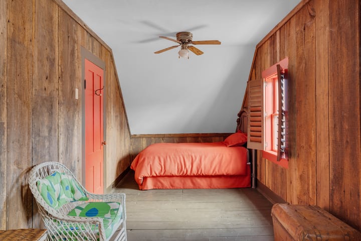 Kjo dhomë dyshe e rehatshme me panele druri me pamje nga pishina.  Fëmijët tanë e duan skemën e saj  mbresëlënëse të ngjyrave dhe bollëkun e dritës natyrore, me shumë hapësirë dyshemeje për lodra dhe lojëra 