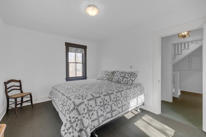 Dhoma e gjumit në katin përdhes me madhësi king në anën e majtë të shtëpisë është e trefishtë, duke dhënë me shumë dritë dhe grila të bëra me porosi (por jo të errëta).  Ka një tualet privat.  