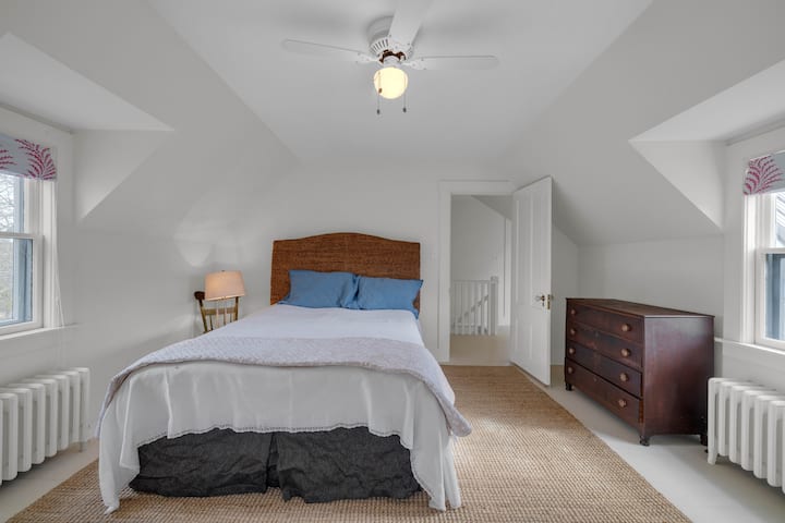 Dhoma e gjumit "queen" në katin e sipërm në anën e majtë të shtëpisë është gjithashtu një aspekt i trefishtë.  E vendosur në mënyrë paqësore në strehë (edhe pse lartësia e plotë e tavanit!) me depo të bollshme rrobash.