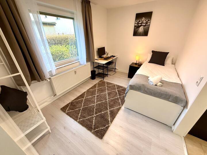 Dhoma e tretë e gjumit është e pajisur me një hapësirë pune të pajisur plotësisht, një krevat që përfshin një krevat shtesë, një krevat me dalje (përfshirë Dyshek, jastëkë dhe batanije, si dhe shtroja krevati) si dhe një gardërobë e hapur e pajisur