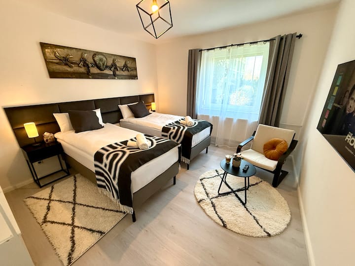 Në dhomën e dytë të gjumit, dy krevatet tek mund të shtyhen gjithashtu së bashku. Ne i kushtojmë shumë rëndësi që vizitorët tanë të ndihen rehat këtu, prandaj ofrojmë krevate pranverorë me kuti me cilësi të lartë, duke përfshirë pjesën e sipërme