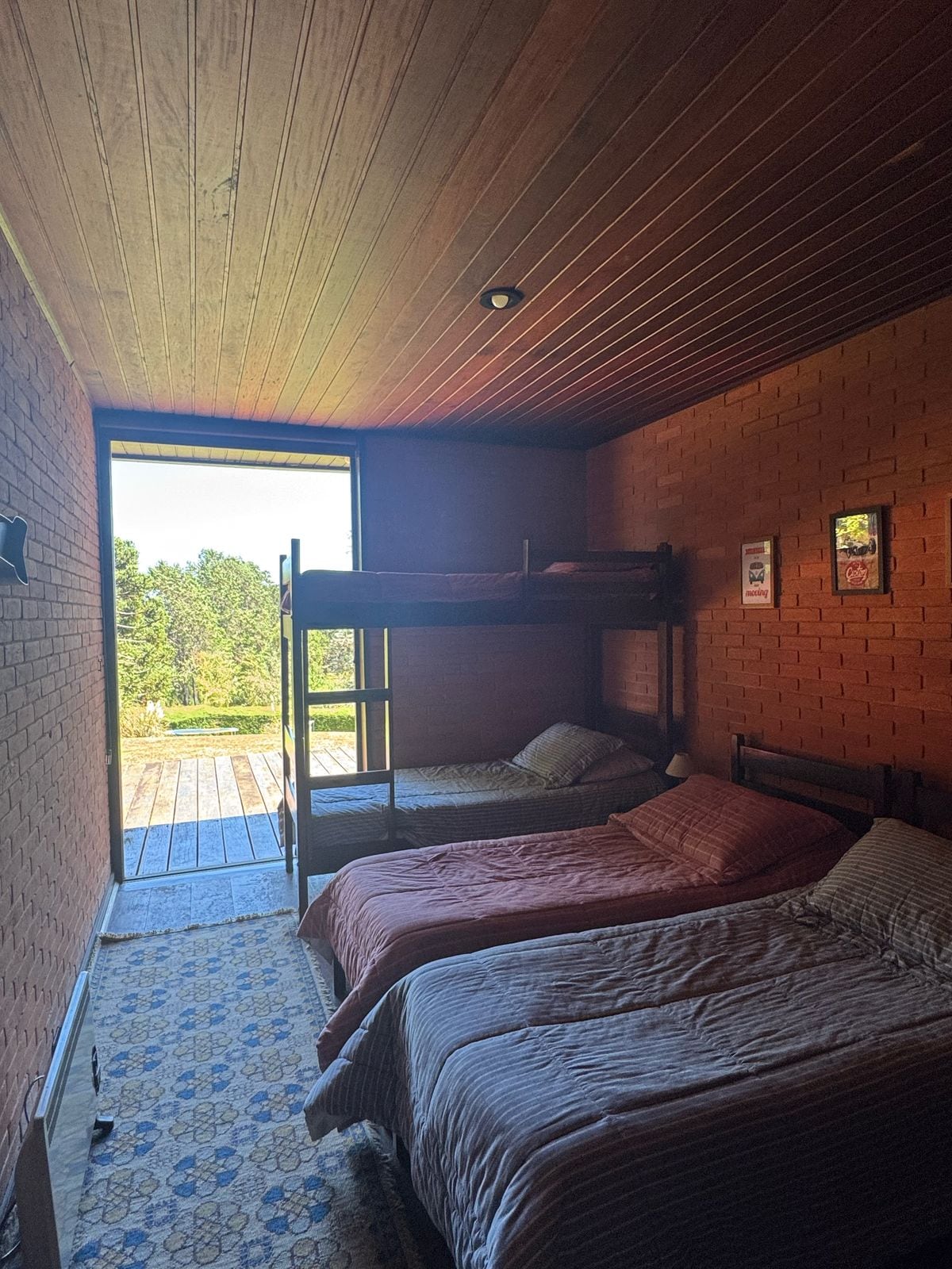 חדר 3 עם 2 מיטות יחיד ומיטת קומתיים