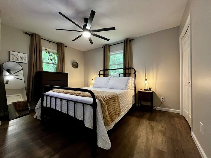 We spared no expense on comfortable bedding. Choose either a cooling memory foam pillow or plush luxury gel pillow. Then lay down under our Mellanni luxury, cooling bed sheets.