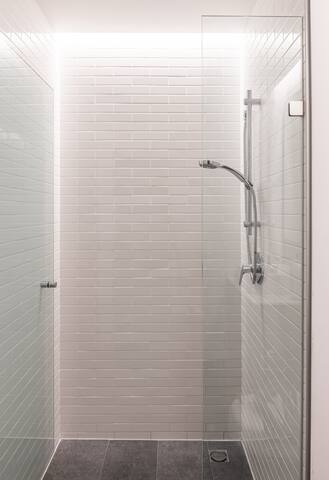 Diseño, confort y altura en piso 19, alberca y gym gallery image 5