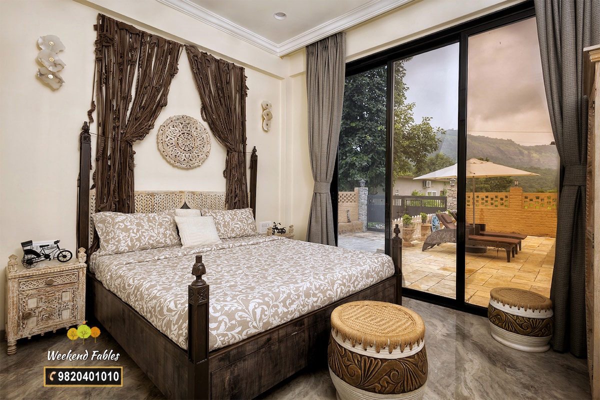 חדר השינה הזה כולל נוחות בגודל קינג-סייז, שירותים צמודים וחלונות הזזה באורך מלא שנפתחים ישר אל דק הבריכה - שלום, נופים להרים!
