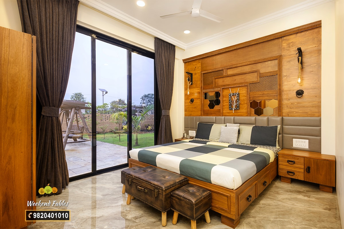 חדר השינה הזה כולל נוחות בגודל קינג-סייז, שירותים צמודים וחלונות הזזה באורך מלא שנפתחים ישר אל דק הבריכה - שלום, נופים להרים!
