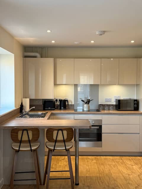 Stylish living - 5mins to Lakeside shopping centre