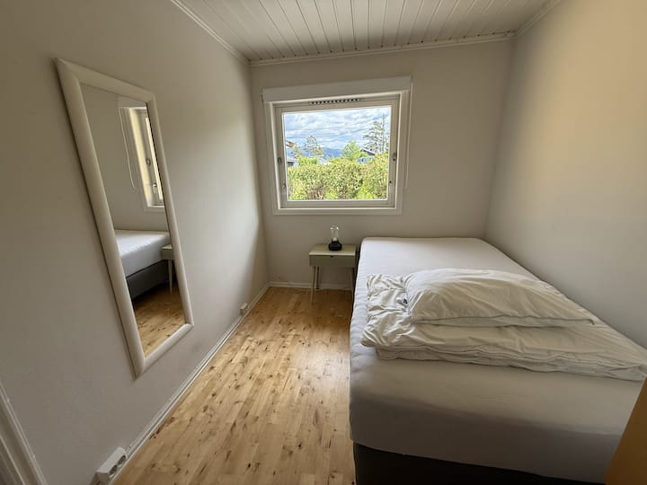 Slaapkamer 3 - begane grond: eenpersoonsbed 120x200 (geschikt voor twee kinderen)