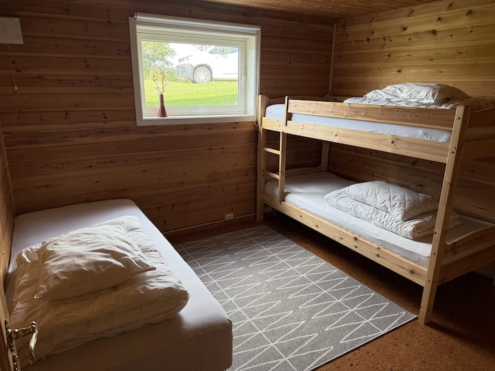 Slaapkamer 5 - begane grond: stapelbed 90x200 + eenpersoonsbed 120x200 (geschikt voor twee kinderen)