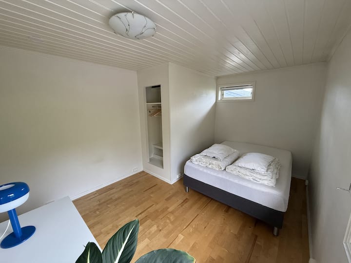 Slaapkamer 2 - begane grond: tweepersoonsbed 140x200 + mogelijkheid voor babybed