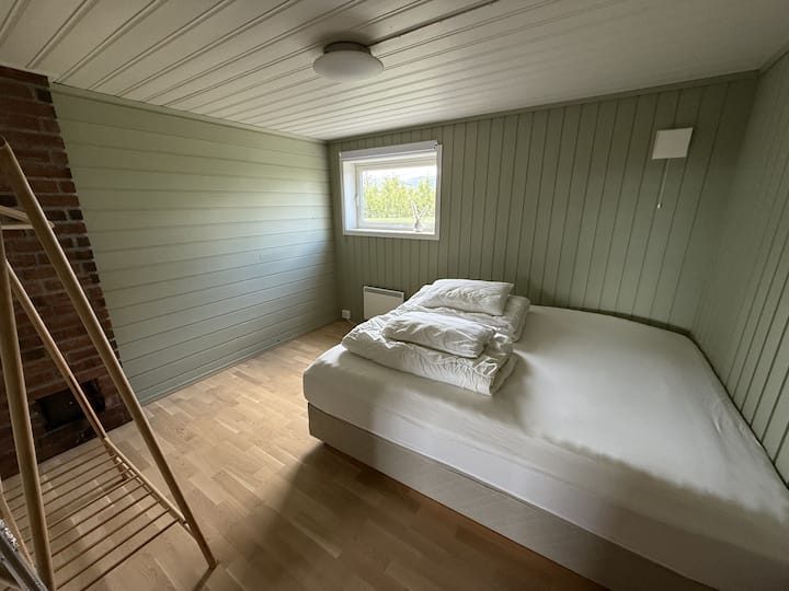 Slaapkamer 4 - begane grond: tweepersoonsbed 180x200 + mogelijkheid voor babybed