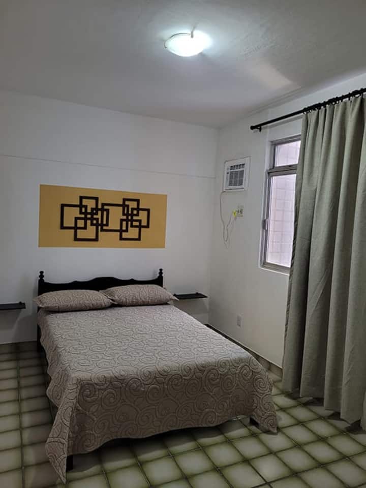 Habitación con aire acondicionado, ventilador, cama matrimonial, armario y cómoda