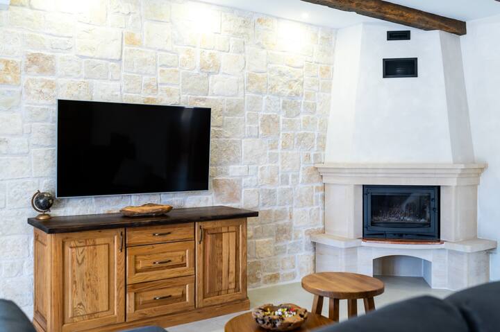 קמין פנימי לחימום בסלון.