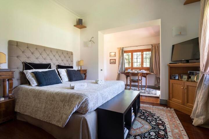 Ultra Luxe Villa w/ Stunning Pool Paradise gallery image 3